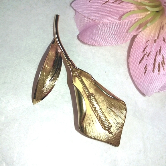 Rolyn Jewelry - 1960s GF LILY PIN BROOCH - SIGNED ROYLN GOLD-FILLED